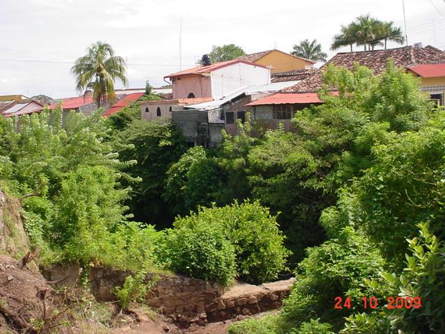 Una vista panoramica de casas granadinas a la orilla del Arroyo La Aduana